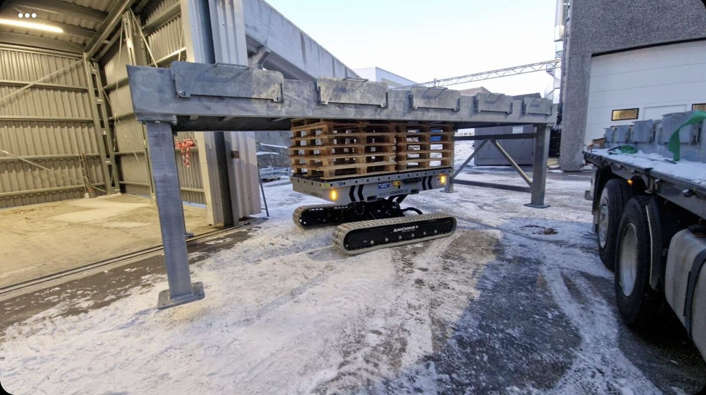 AlmaCrawler beltetransport under stålbjelke