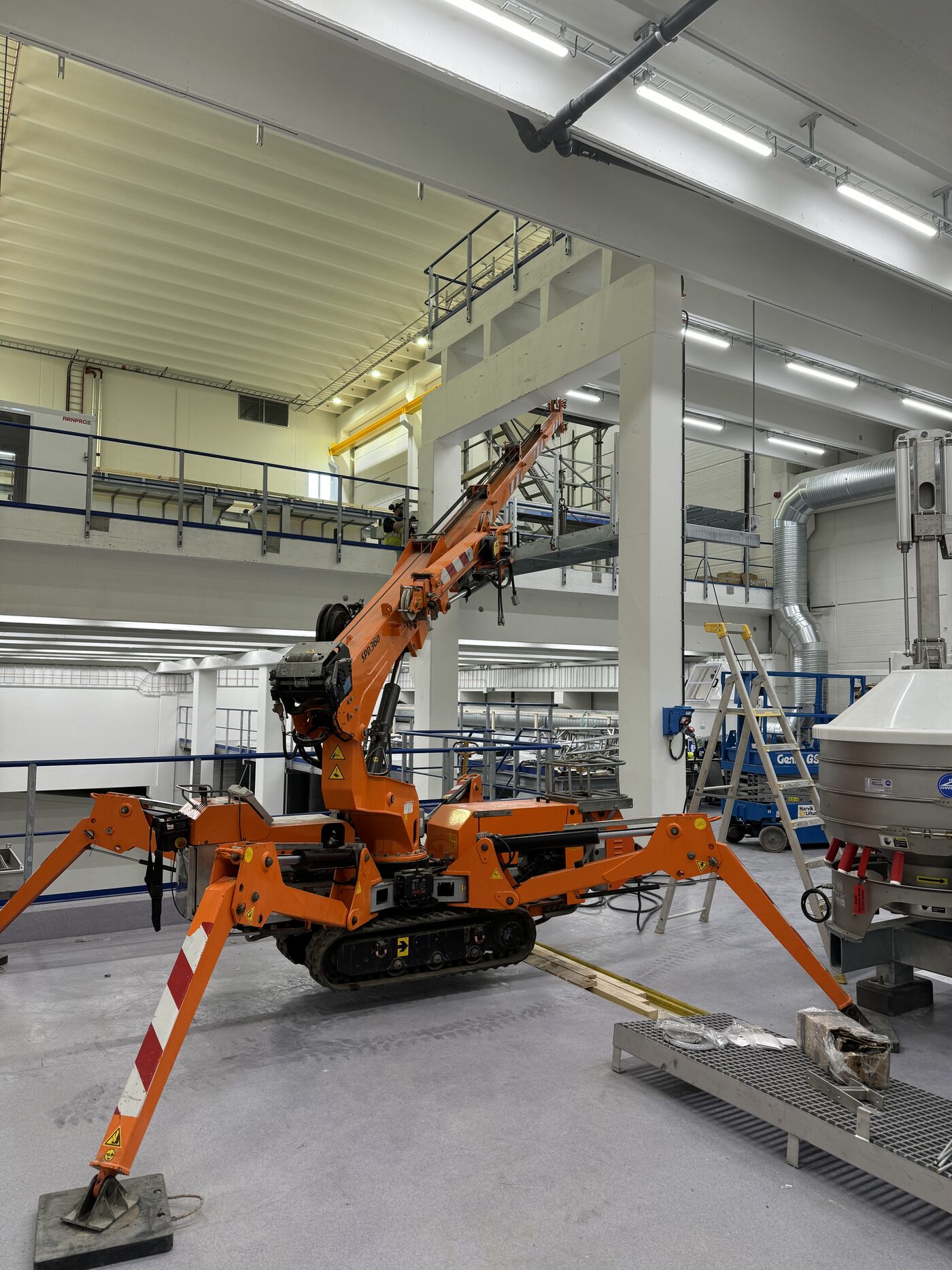 Stemek i drift i industriell hangar