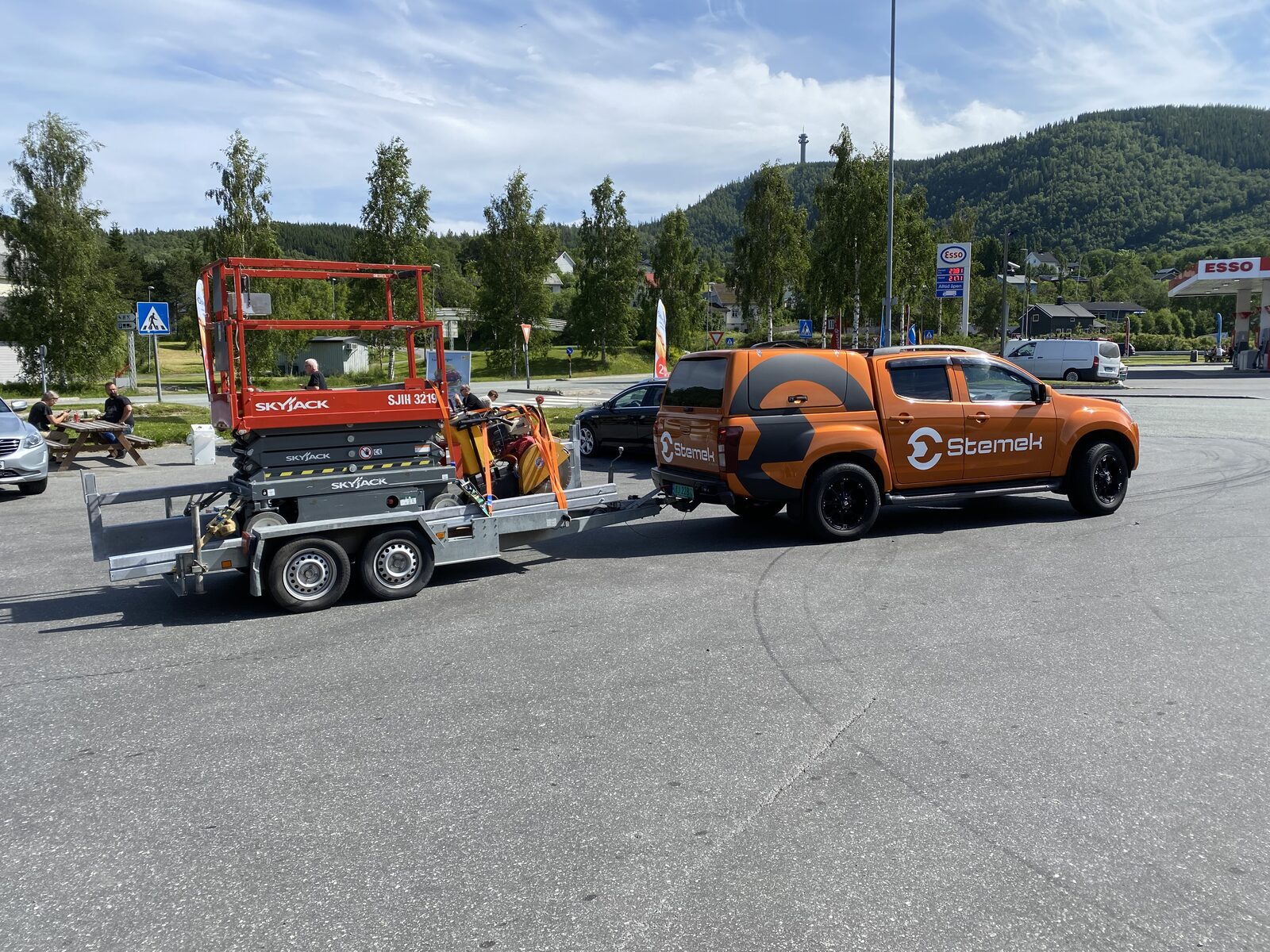Skyjack sakslift på Stemek-trailer
